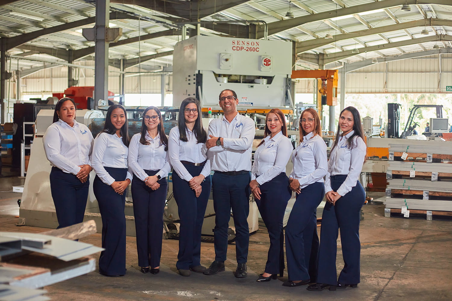 Equipo de Tracks frente a sus instalaciones